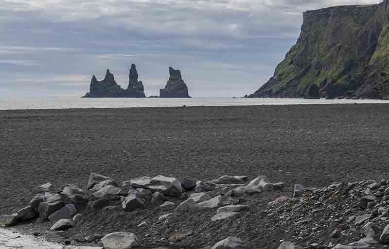 Islandia 145 - reserva natural  de Dyrholaey acantilados rocosos de Reynisdrangur - Skessudrangar, Landdrangar y Langhamrar.jpg